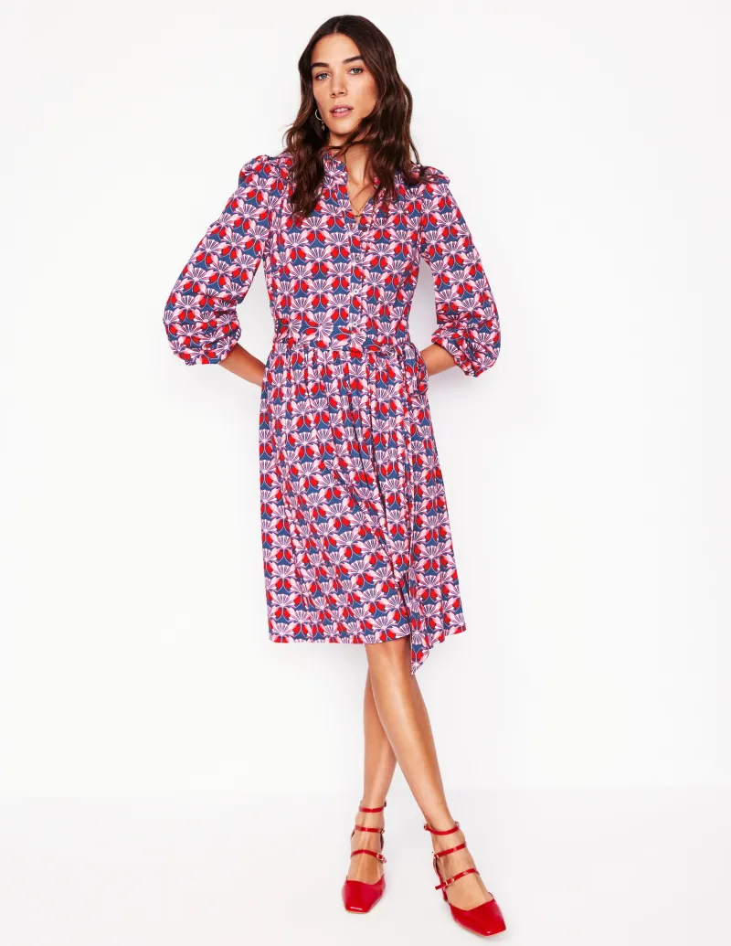 Kleider & Jumpsuits | Knielang | Boden Willow Kurzes Hemdblusenkleid mit Rüschen-Mohnrot, Geometrisches Gänseblümchenmuster Mohnrot,GeometrischesGänseblümchenmuster