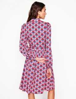 Kleider & Jumpsuits | Knielang | Boden Willow Kurzes Hemdblusenkleid mit Rüschen-Mohnrot, Geometrisches Gänseblümchenmuster Mohnrot,GeometrischesGänseblümchenmuster