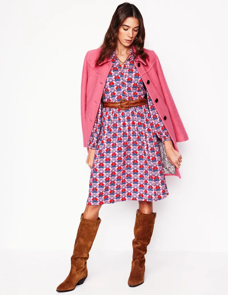 Kleider & Jumpsuits | Knielang | Boden Willow Kurzes Hemdblusenkleid mit Rüschen-Mohnrot, Geometrisches Gänseblümchenmuster Mohnrot,GeometrischesGänseblümchenmuster